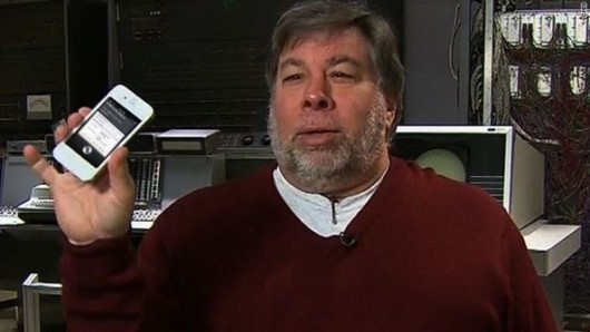 Steve-Wozniak-holds-white-iPhone-4S-Siri