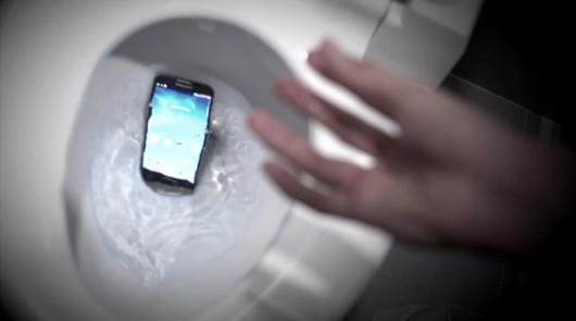 galaxy-s4-toilet