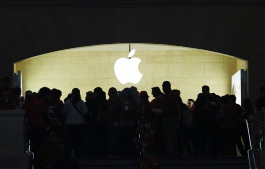 8912-persone-in-fila-davanti-a-un-nuovo-apple-store-in-new-york