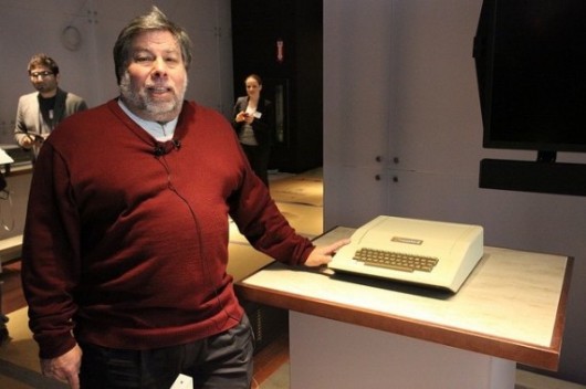 Woz_in_front_of_Apple_II__Flickr__Condivisione_di_foto-570x379