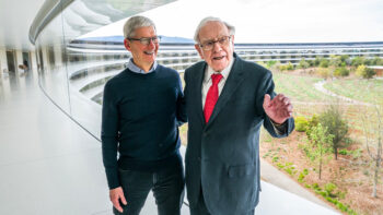 Warren Buffett: "Se qualcuno ti offrisse 10.000 dollari per non comprare mai più un iPhone, non accetteresti"