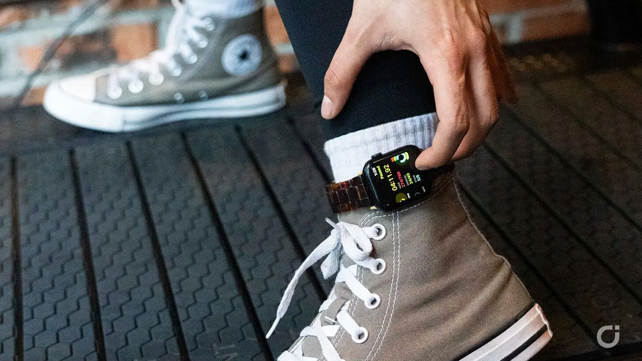 Apple Watch alla caviglia? Il curioso trend che sta prendendo piede